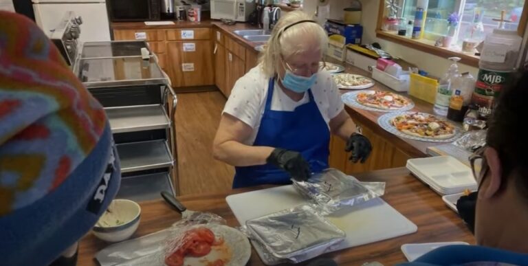 La ville de l'Oregon ne peut pas limiter le ministère alimentaire de l'Église aux sans-abri, selon un tribunal