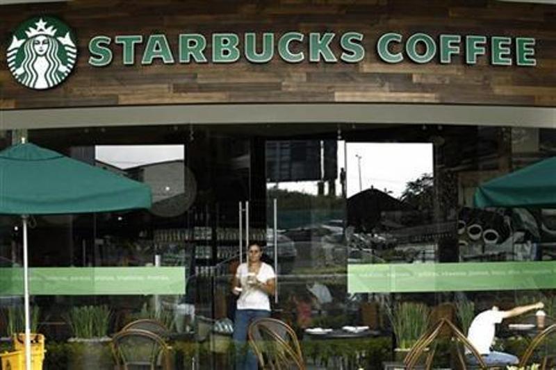 Christian affirme que Starbucks l'a licenciée après s'être opposée aux promotions de fierté et avoir refusé d'utiliser des pronoms trans