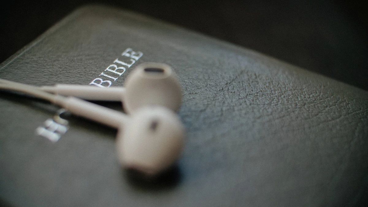 Celui qui a des écouteurs, qu’il entende : les Bibles audio à la hausse