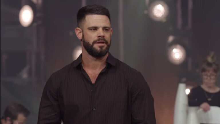 L'Elevation Church de Steven Furtick a envoyé des invitations aux chercheurs de Pâques qui omettent la « résurrection », le « Calvaire »