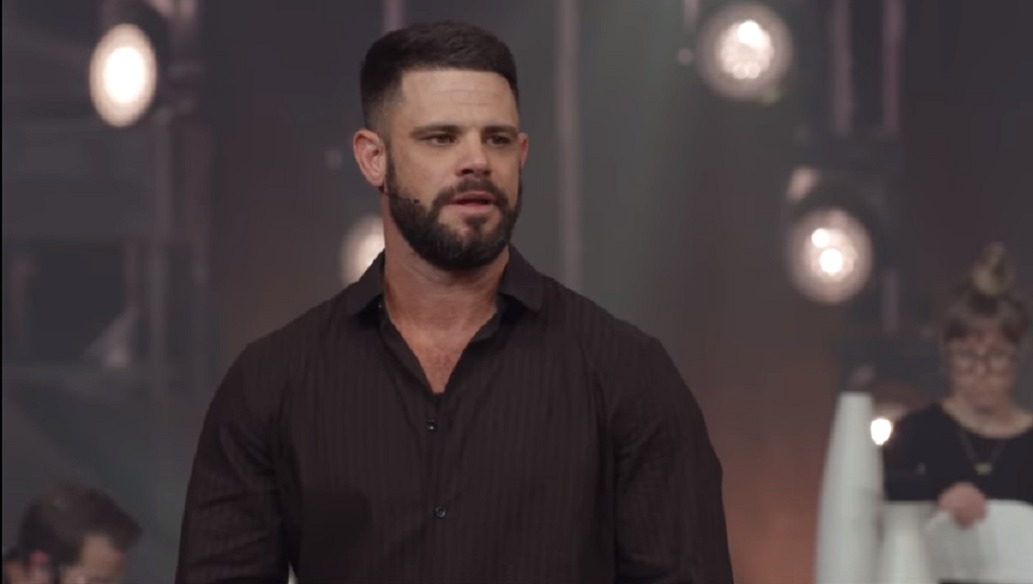 L'Elevation Church de Steven Furtick a envoyé des invitations aux chercheurs de Pâques qui omettent la « résurrection », le « Calvaire »