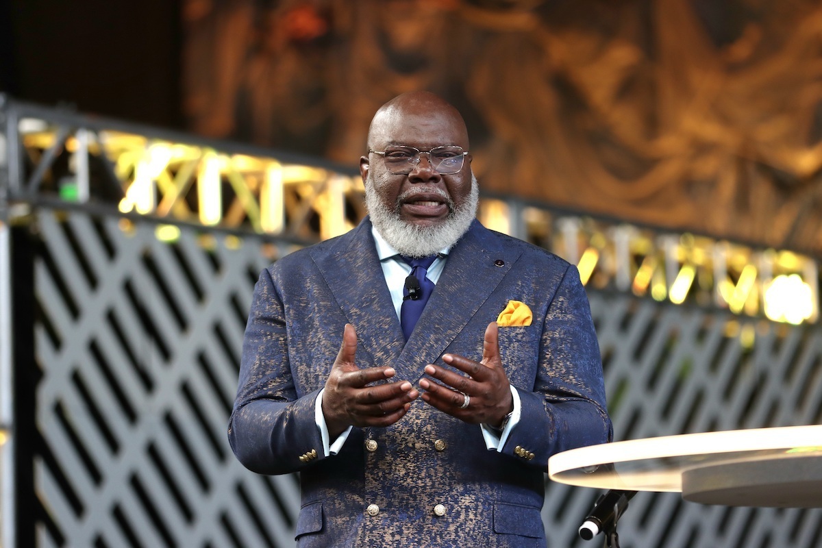 La relation de TD Jakes avec Diddy à nouveau examinée à la suite d'un raid et de poursuites