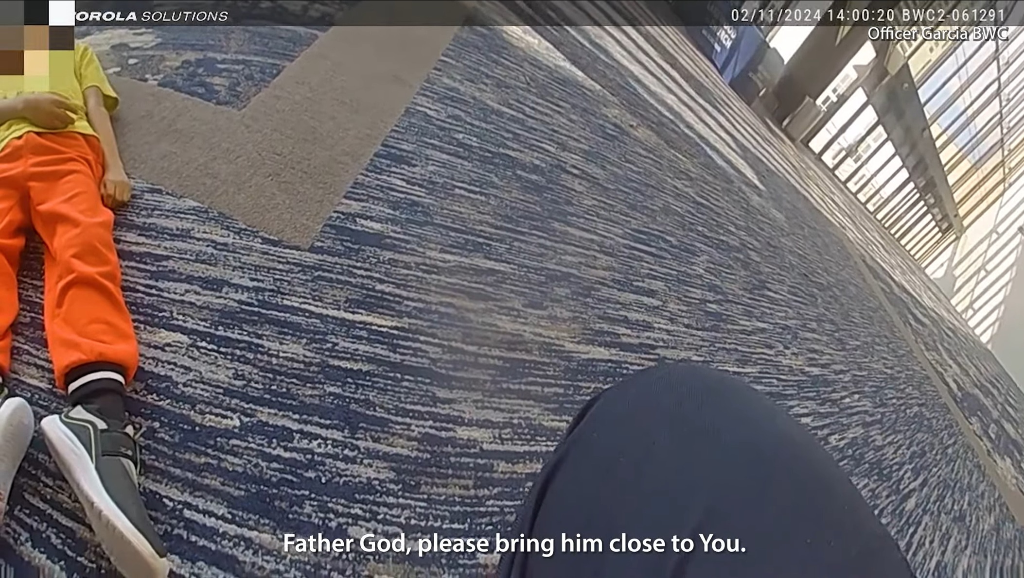 La vidéo de la fusillade de l'église de Lakewood montre un officier priant pour la vie de Samuel Moreno, 7 ans.