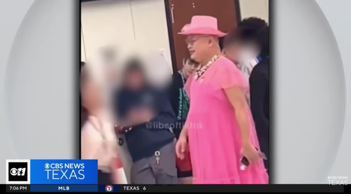 Un professeur de travestissement au Texas démissionne après qu'une vidéo virale le montre portant une robe rose à l'école