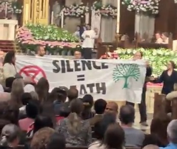 3 manifestants inculpés pour avoir fait irruption dans la cathédrale Saint-Patrick pendant le service du week-end de Pâques