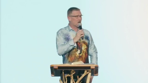 Le pasteur Greg Locke déclare que le christianisme est « attaqué » aux États-Unis après que 200 Bibles ont été incendiées près d'une église