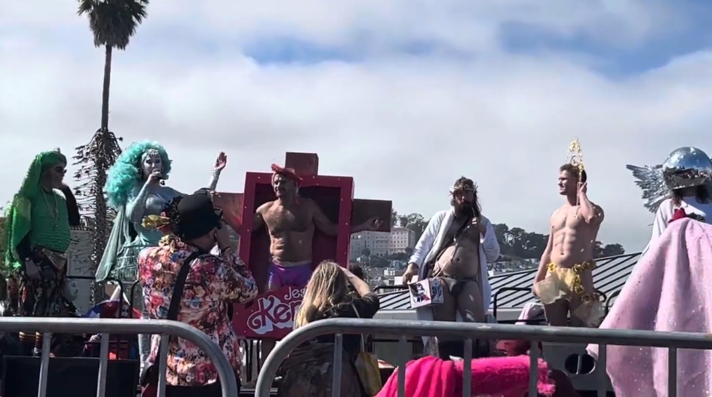 La troupe de drag nonnes organise un concours annuel de costumes « Hunky Jesus » avec des activités pour les enfants