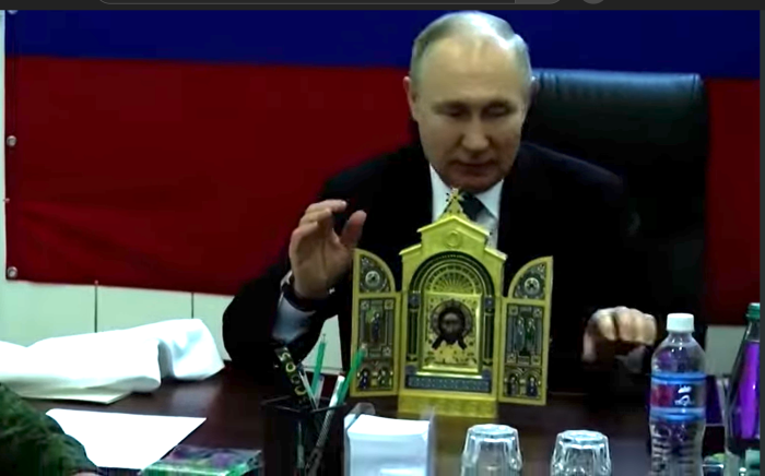 En avril 2023, le président russe Vladimir Poutine présente aux troupes stationnées dans la région annexée de Kherson, en Ukraine, une icône orthodoxe russe ayant appartenu à un ministre russe de la Défense du XIXe siècle.