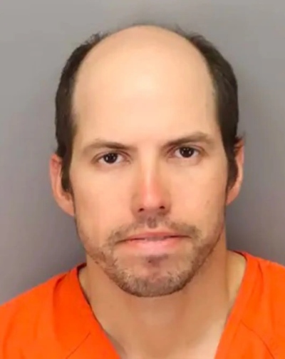 Peter Owens, 35 ans, a été arrêté et accusé de voies de fait après avoir prétendument frappé un directeur de Walgreens au visage avec une Bible le dimanche de Pâques.