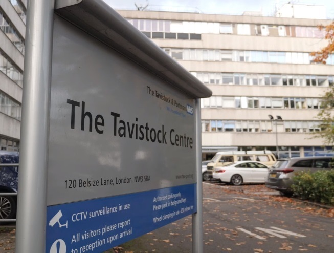 Le NHS britannique suspend les rendez-vous dans les cliniques transgenres pour les mineurs après examen : « extrême prudence »