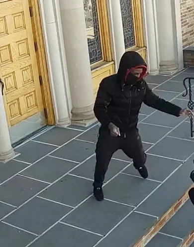 Le NYPD recherche le suspect qui a poussé une femme de 68 ans sur les marches d'une église