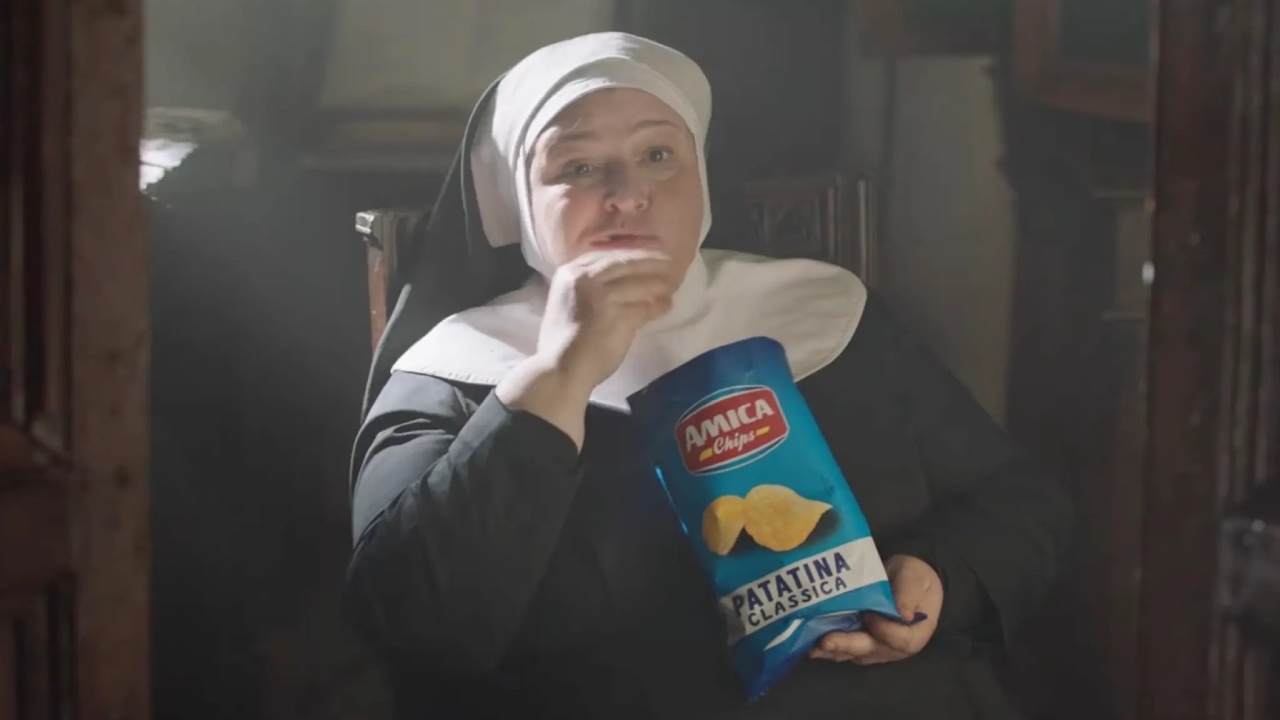 Les régulateurs retirent une publicité pour les chips qui a suscité l'indignation pour les moqueries de l'Eucharistie : "C'est un crime de haine"