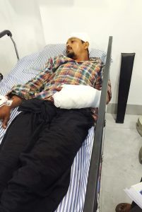 Des guerriers sikhs brandissant des épées blessent un pasteur lors d'une attaque brutale : "Nous vous avons prévenu de ne pas diriger l'église"