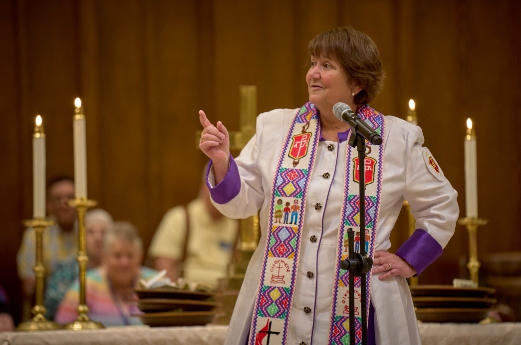 L'évêque lesbien de l'UMC déplore l'interdiction du « clergé queer » par la dénomination