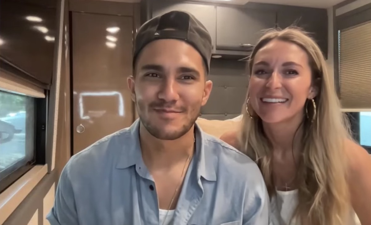 Alexa et Carlos PenaVega trouvent du réconfort en Dieu et des prières après la perte tragique de leur fille