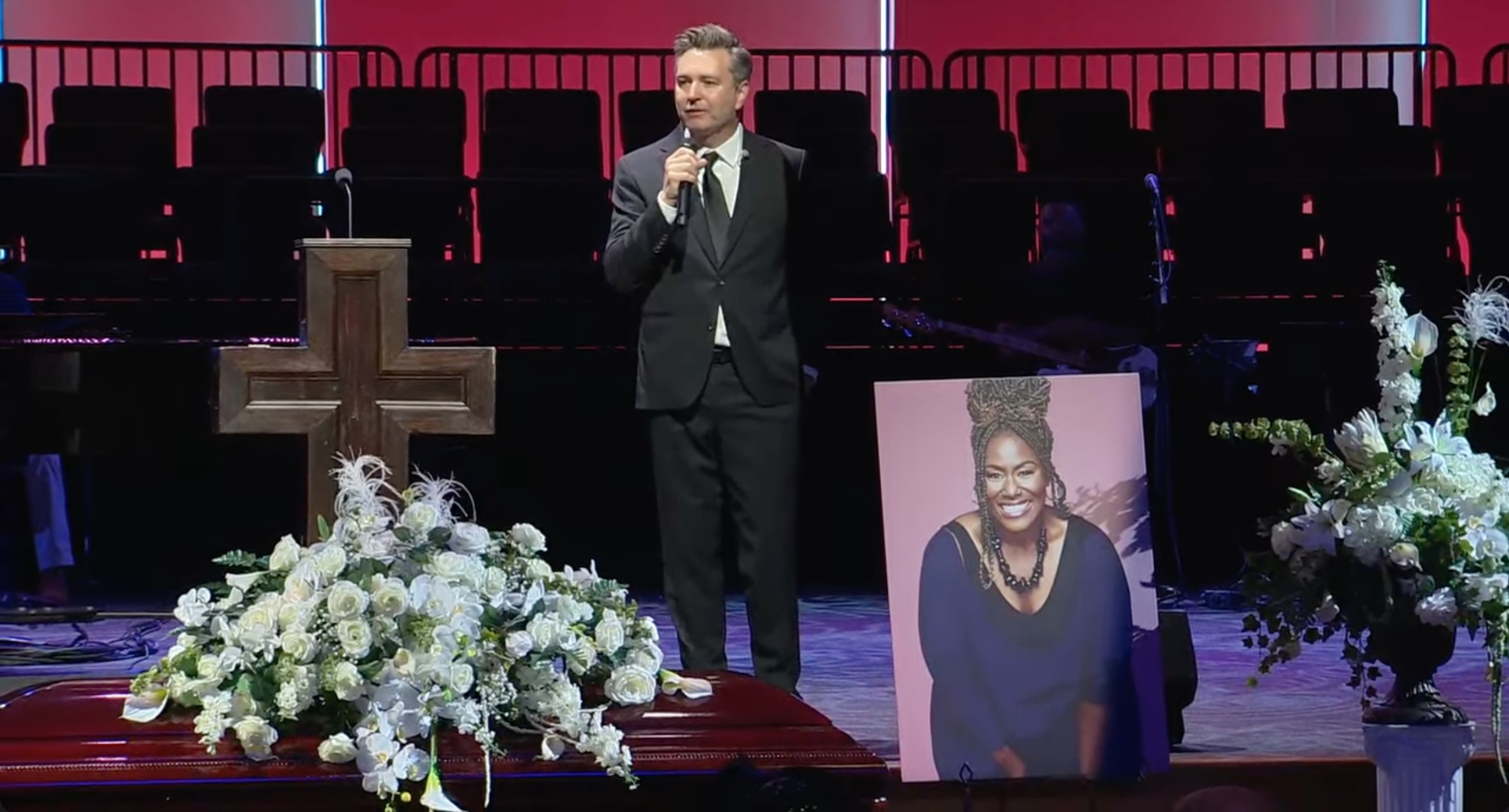 Funérailles de Mandisa : « Elle aimait Dieu » ;  Les personnes en deuil se rassemblent pour rendre hommage après la mort choquante du chanteur