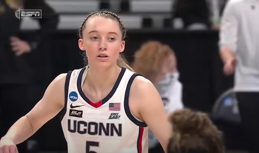 La star d'UConn, Paige Bueckers, dit qu'elle est « un témoignage vivant » et loue Dieu après la victoire d'Elite Eight