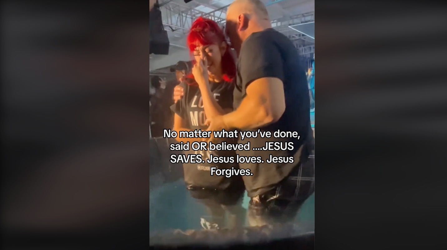 Le mannequin OnlyFans abandonne sa carrière après avoir trouvé Jésus et se fait baptiser