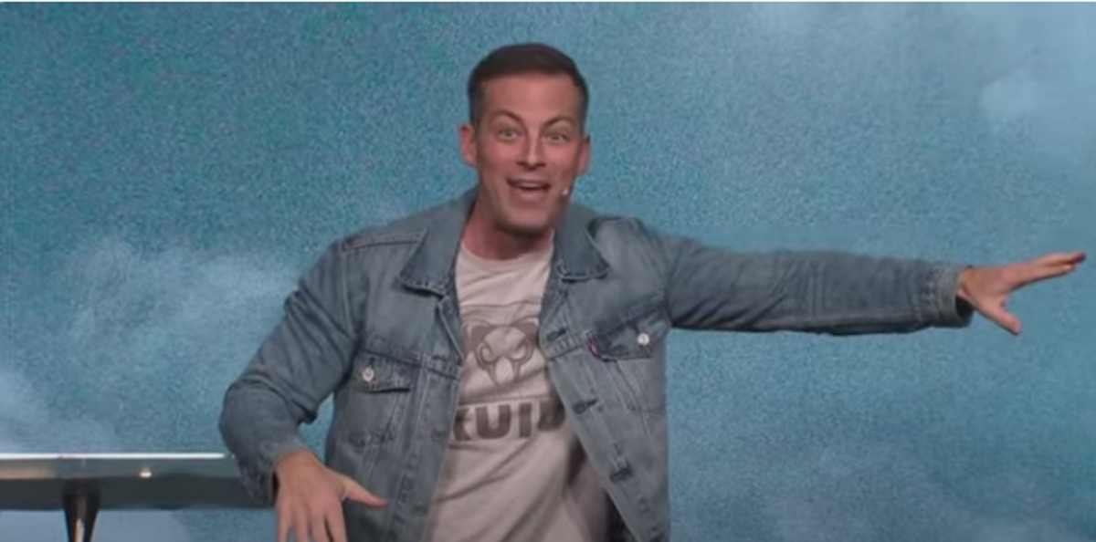 Le pasteur de Megachurch répond aux allégations selon lesquelles il aurait plagié des excuses pour une « blague » virale sur la nuit de noces