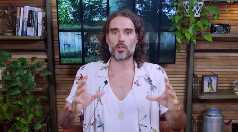 Russell Brand annonce son baptême après un voyage spirituel de plusieurs mois : « Franchir le pas »