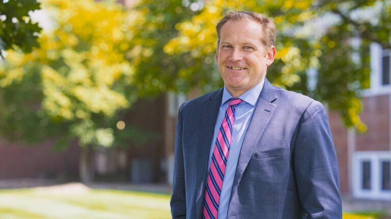 Un professeur du Grace College licencié à la suite d'une campagne sur Facebook
