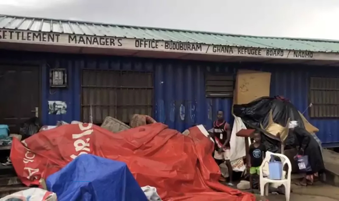 Les personnes déplacées dont les maisons ont été démolies rassemblent leurs affaires près du bureau du gestionnaire d'installation du Conseil ghanéen pour les réfugiés.