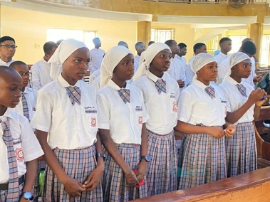 Des hommes armés tentent d'enlever des élèves dans une école catholique et un agent de sécurité est abattu