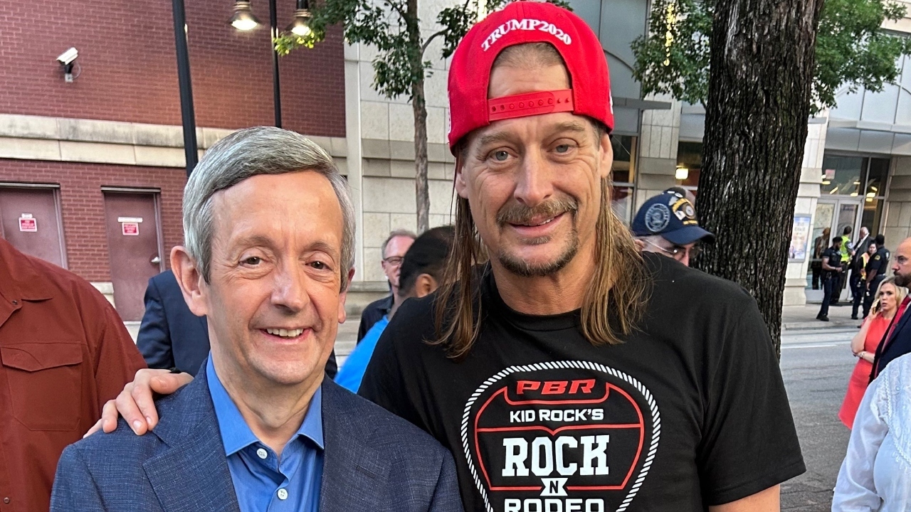 Robert Jeffress publie une photo avec Kid Rock lors d'une « sensibilisation au pickleball » au First Baptist Dallas