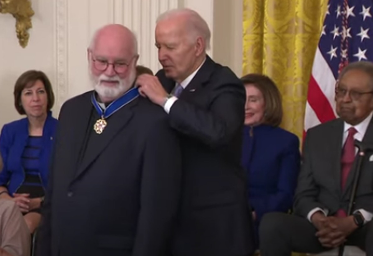 Biden décerne la Médaille présidentielle de la liberté au prêtre qui dirige le ministère de réadaptation des gangs