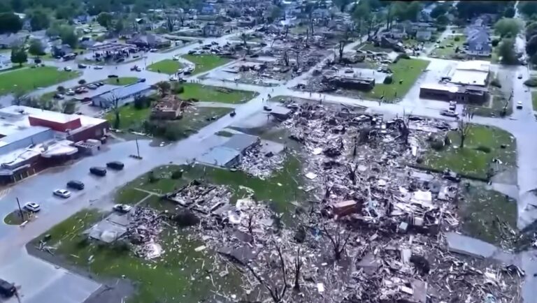 La Maison Blanche offre des prières et du soutien après qu'une tornade a tué 5 personnes et en a blessé plusieurs autres dans l'Iowa