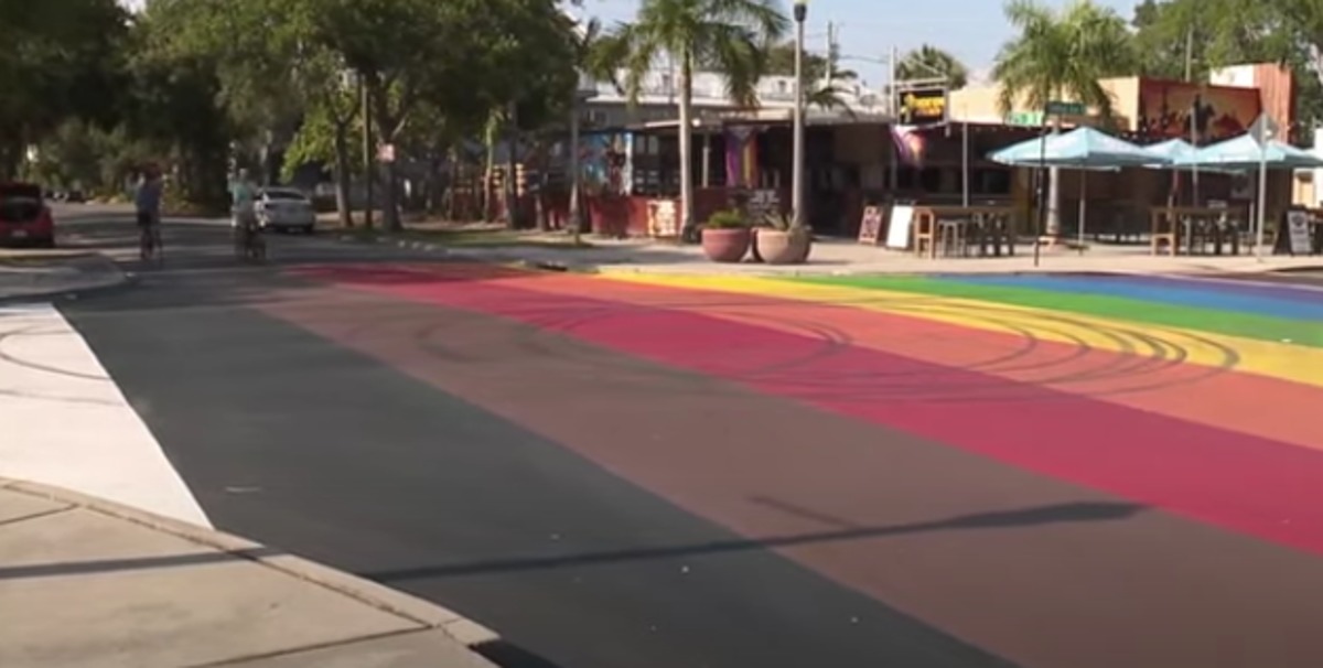 La police recherche les conducteurs qui ont dégradé à deux reprises la fresque de la fierté progressiste LGBT