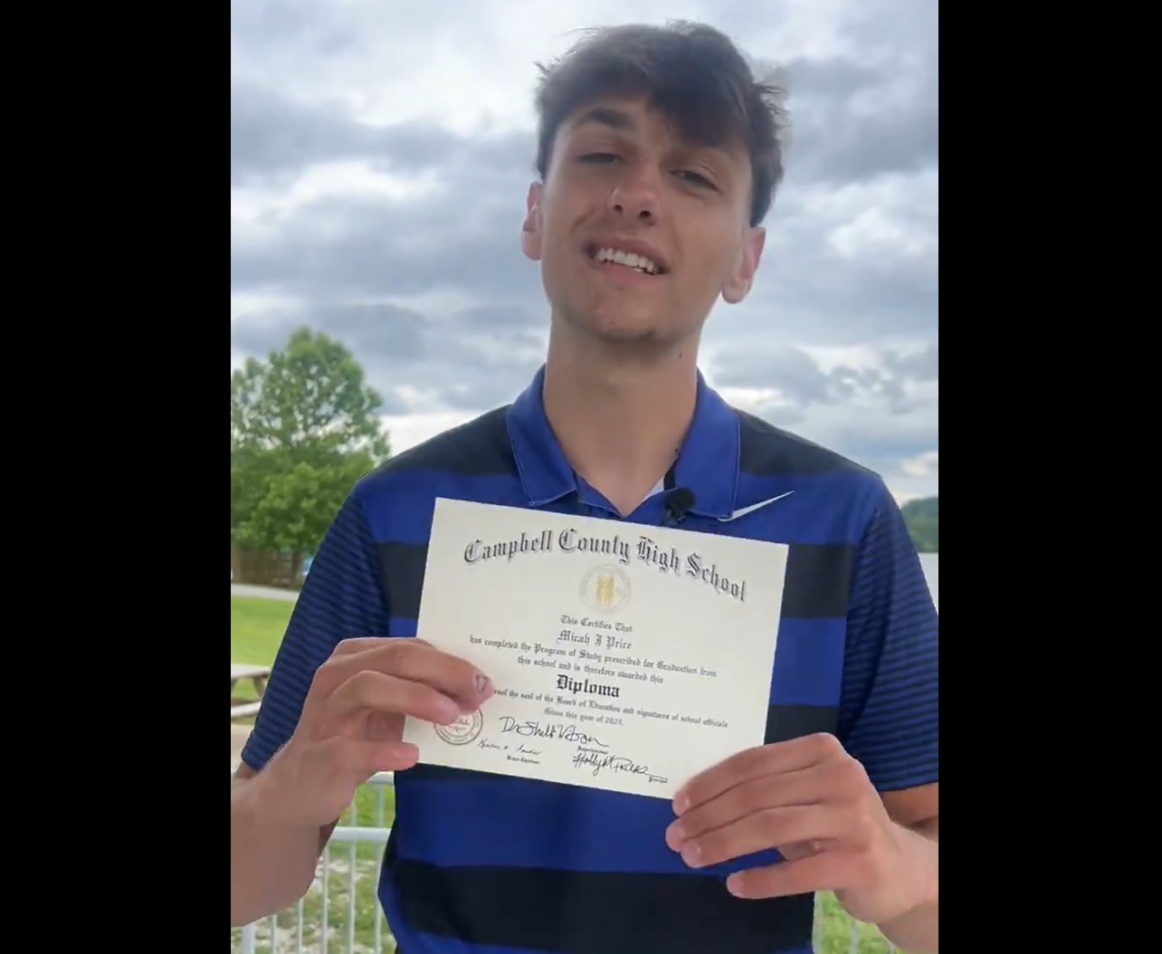 Le diplôme d'un lycéen retardé pour avoir dit à ses camarades de classe de trouver le Christ dans son discours de remise des diplômes