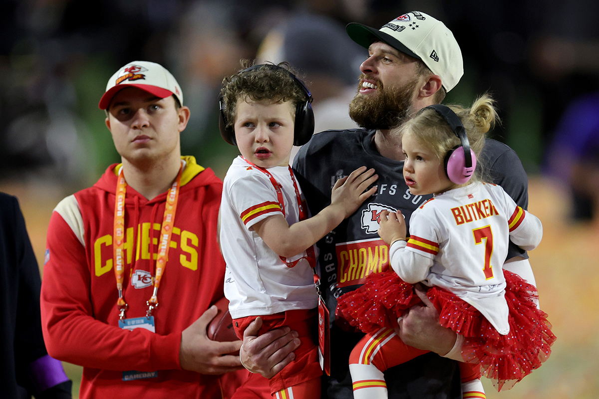 Travis Kelce défend Harrison Butker malgré les réactions négatives : "Je le chéris"