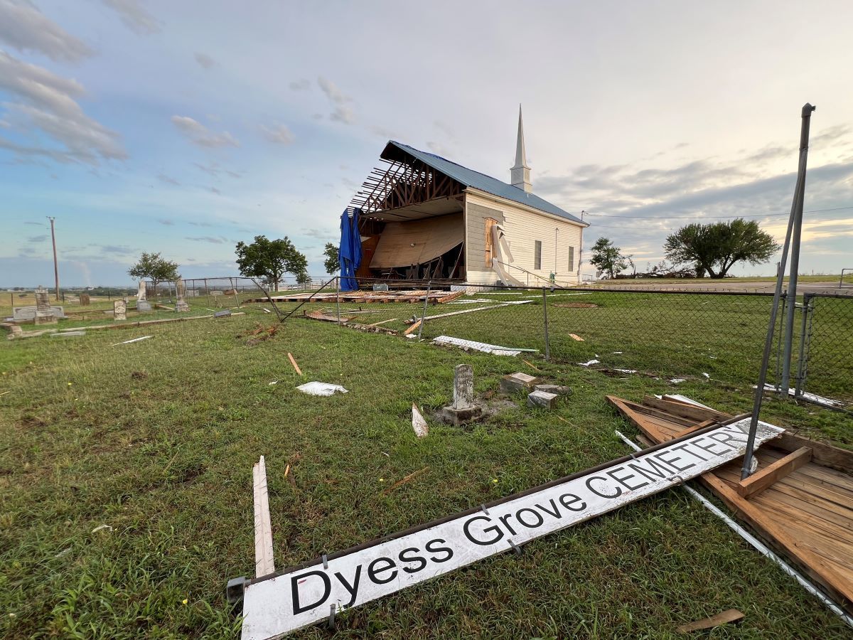 Une tornade au Texas a arraché le mur d'une église et interrompu le service de mercredi