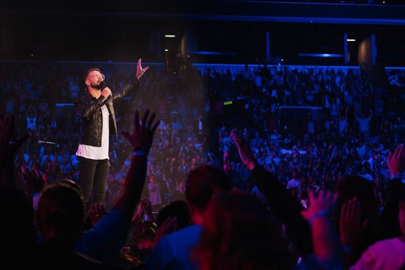Carl Lentz affirme que l'église Hillsong l'a intimidé pour qu'il signe une NDA lors de son licenciement