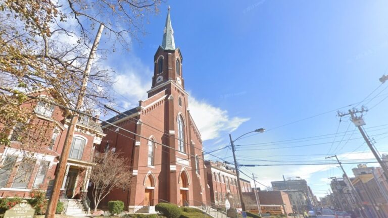 Une paroisse du Kentucky propose des bénédictions programmées pour les personnes de même sexe malgré la directive du Vatican