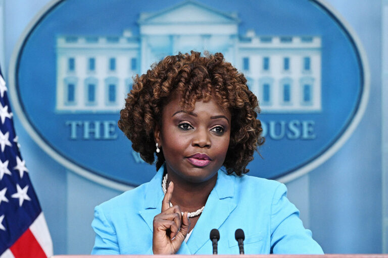 Karine Jean-Pierre critiquée pour avoir qualifié les vidéos hébétées de Biden de « contrefaçons bon marché »