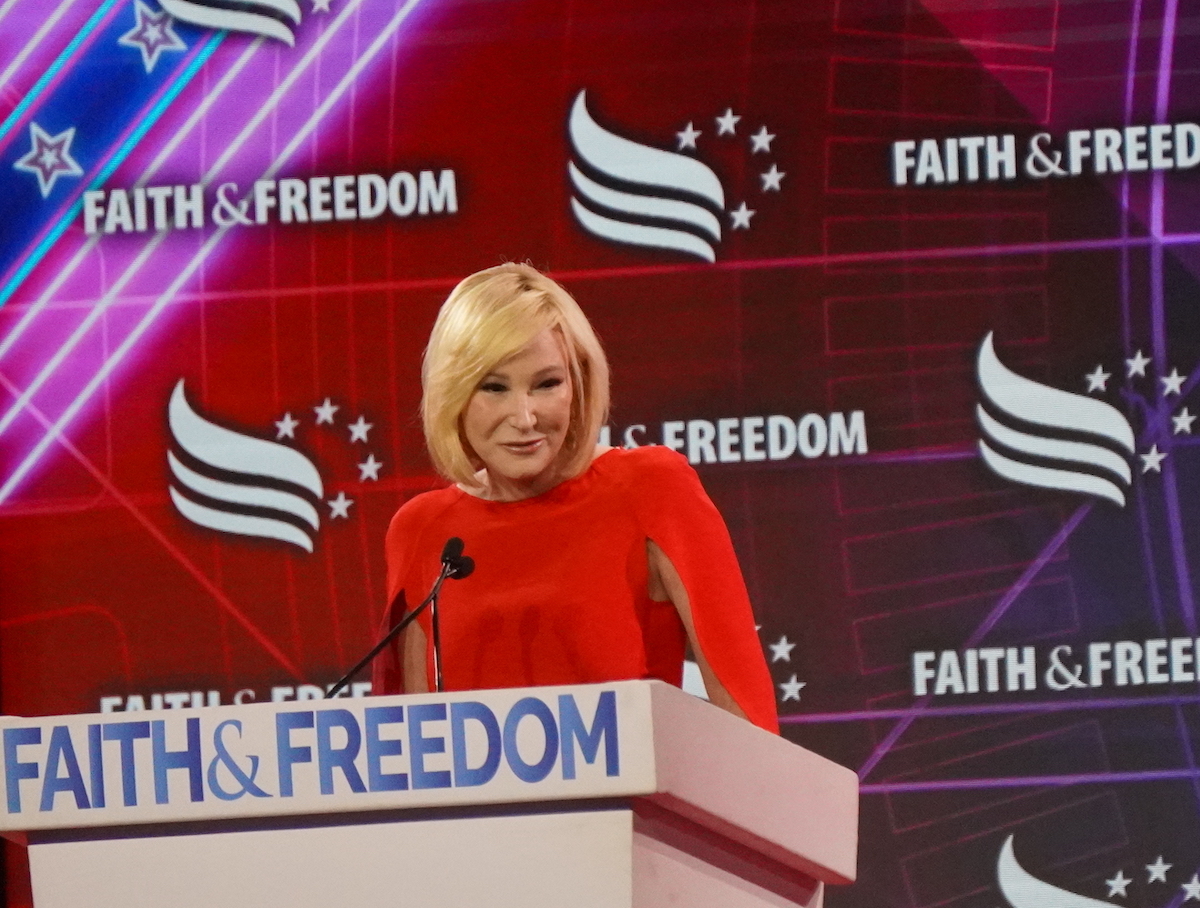Paula White dit que Trump lui a demandé ce que Dieu pensait de sa campagne présidentielle