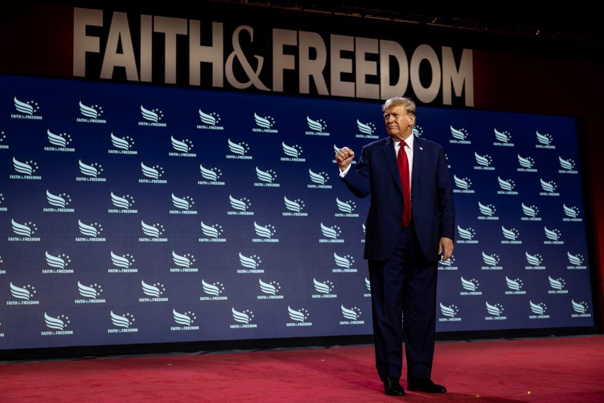 Trump dit aux chrétiens que leur « religion sera en lambeaux » si Biden gagne : « Nous répondons à Dieu au ciel »