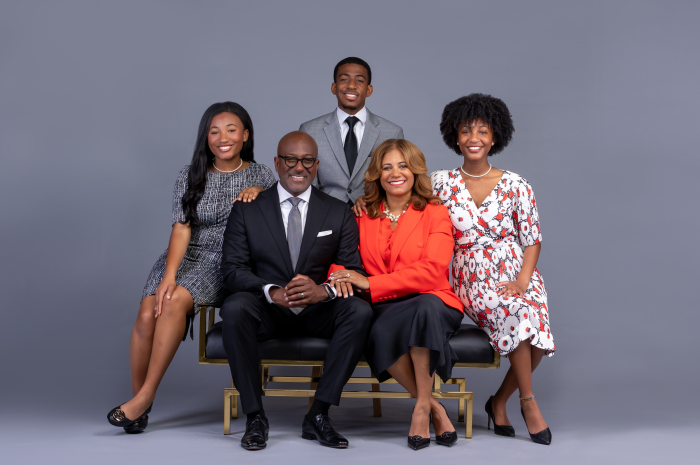 De gauche à droite : (Première rangée) Le révérend Kevin R. Johnson et son épouse, Kimya S. Johnson, Esq. (Rangée du fond) : Enfants Lena, 16 ans, Miles, 23 ans, et Laila, 19 ans.