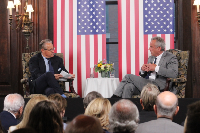 Le candidat indépendant à la présidence Robert F. Kennedy Jr. (à droite) s'entretient avec l'animateur Eric Metaxas (à gauche) dans sa série de conversations basée à Manhattan « Socrates in the City » le mardi 25 juin 2024.