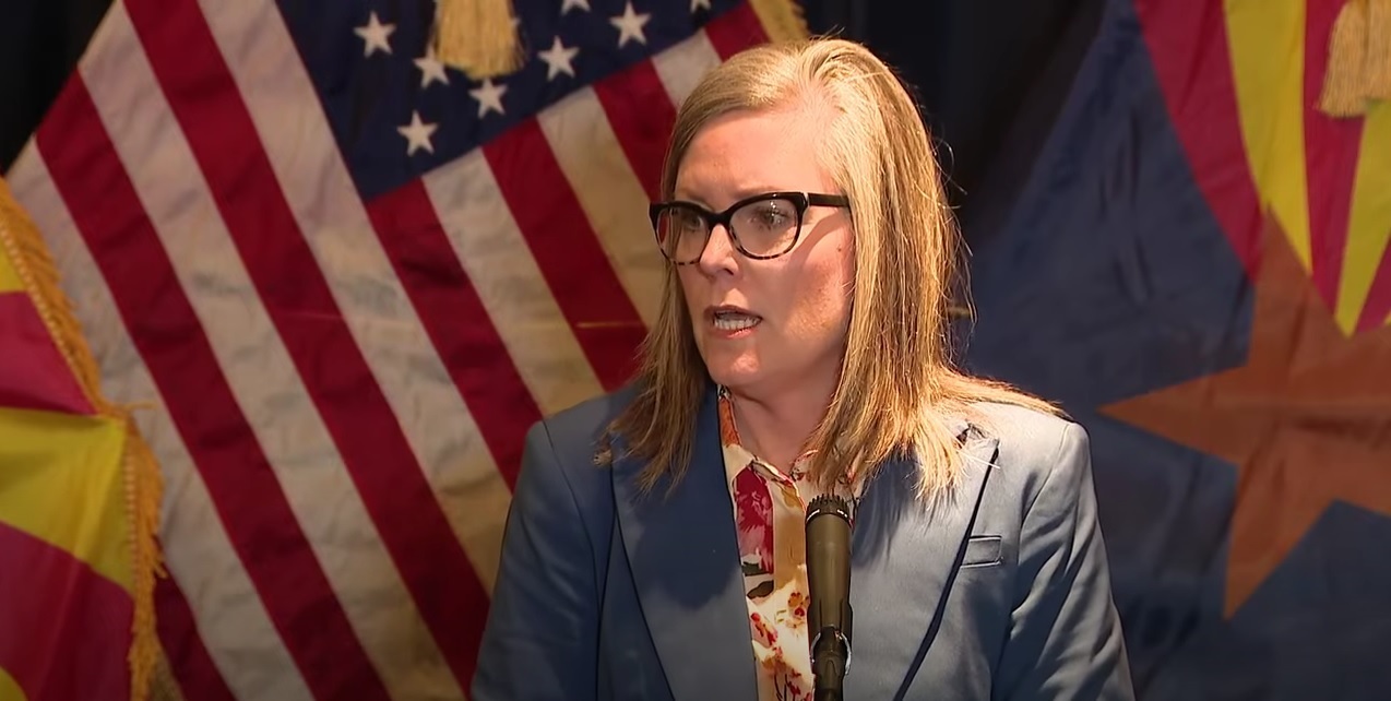 La gouverneure de l'Arizona, Katie Hobbs, oppose son veto au projet de loi obligeant les compagnies d'assurance à couvrir les détransitions