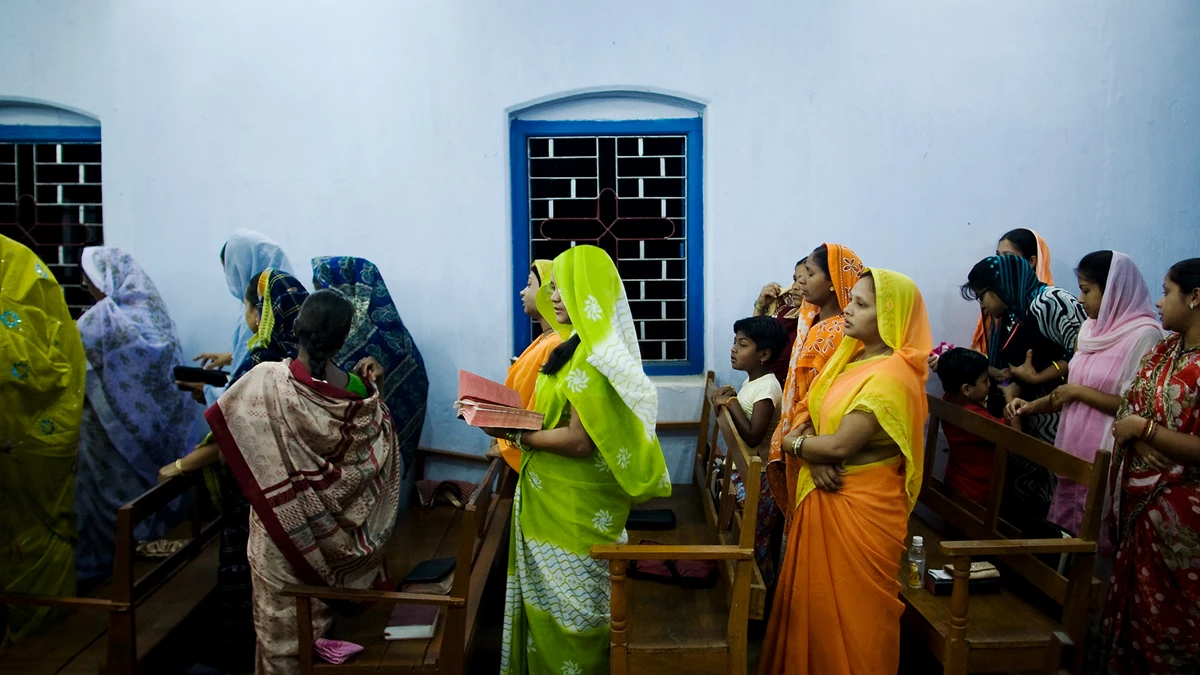 Le meilleur du dimanche en Inde : les femmes chrétiennes pèsent ce qu'elles doivent porter à l'église