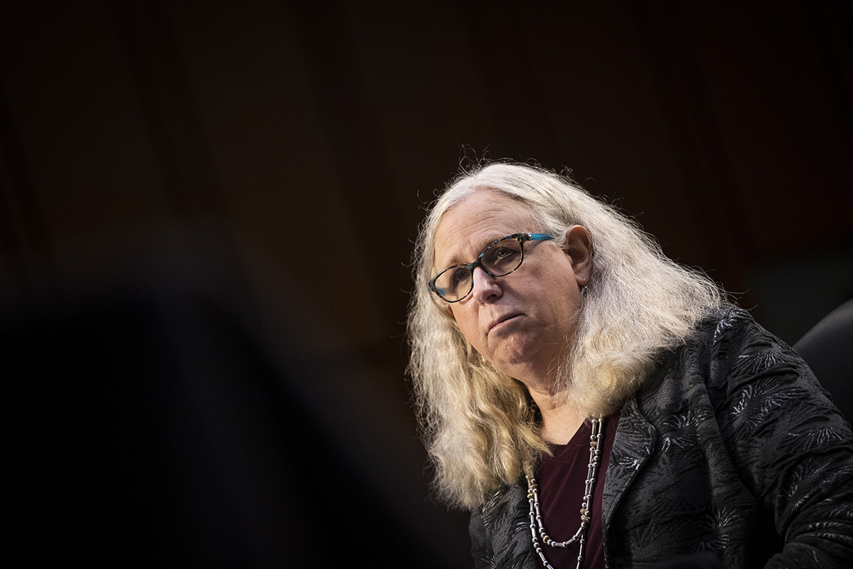 Les responsables du HHS de Biden ont exhorté le WPATH à supprimer les limites d'âge pour les opérations chirurgicales transgenres : rapport