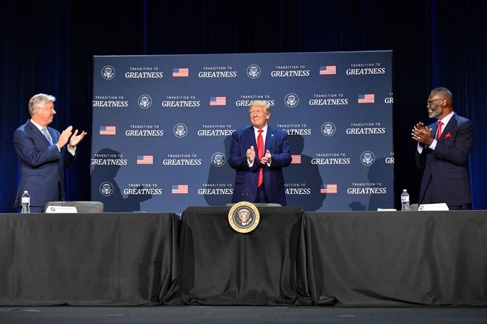 Le président américain Donald Trump (au centre), flanqué de l'évêque Harry Jackson (à droite, aujourd'hui décédé) et du pasteur Robert Morris, organise une table ronde avec des chefs religieux, des responsables de l'application des lois et des propriétaires de petites entreprises sur le campus de Gateway Church Dallas à Dallas, au Texas, le 11 juin 2020.