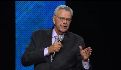 James Robison, fondateur et président de LIFE Outreach International, prend la parole lors du rassemblement tenu à Gateway Church à Southlake, Texas, le 21 septembre 2016.