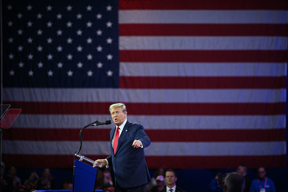 Un pasteur de Détroit remercie Trump d'avoir visité le « quartier » qu'Obama et Biden ont ignoré