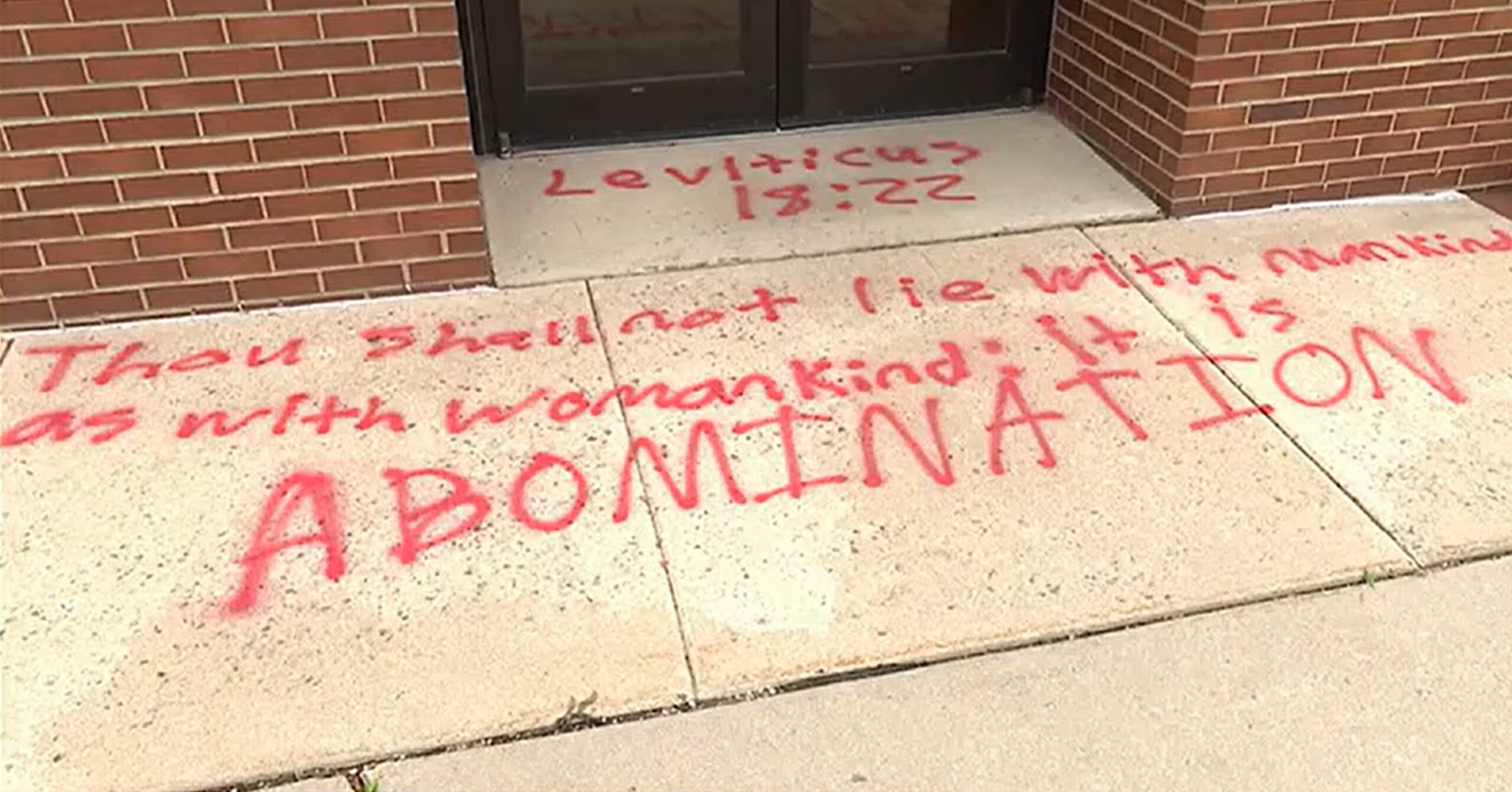 Une église pro-LGBT vandalisée avec Lévitique 18 : 22