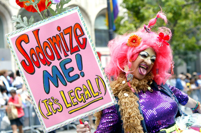 La Gay Pride de San Francisco présente des scènes de nudité publique autour d'enfants et une « zone fétichiste » avec de l'urine