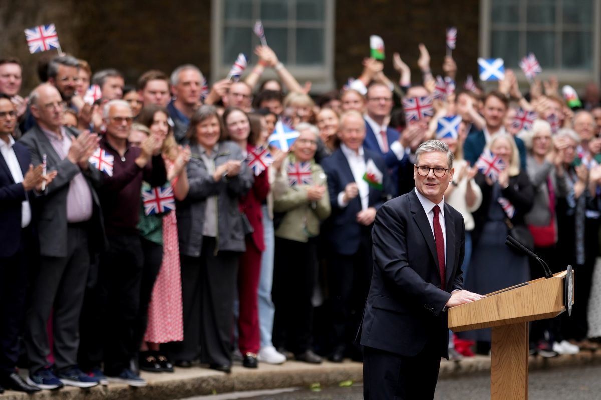Le Parti travailliste britannique met fin à 14 ans de règne du Parti conservateur ; Keir Starmer devient Premier ministre